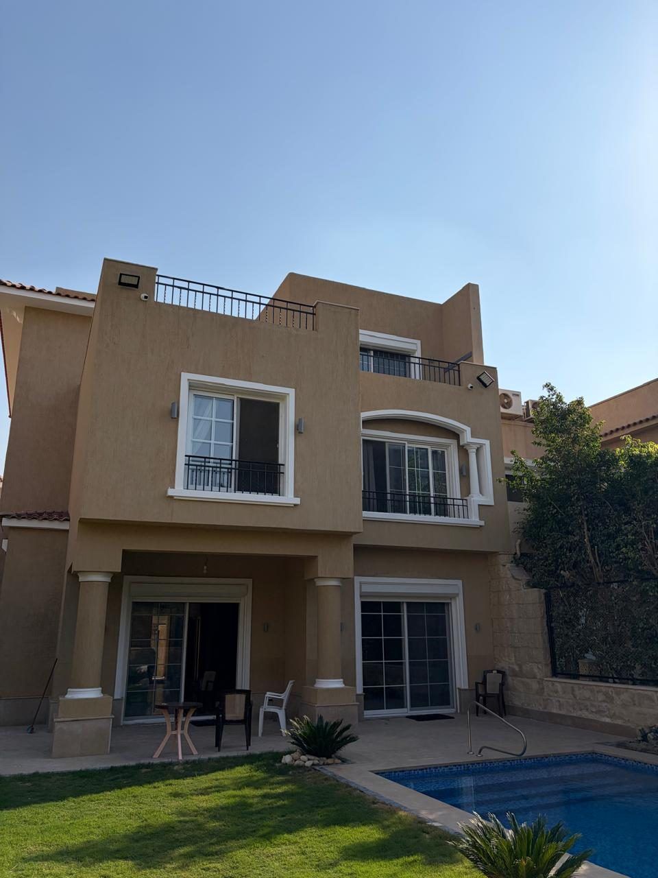 Rear facade with balconies over the garden and pool